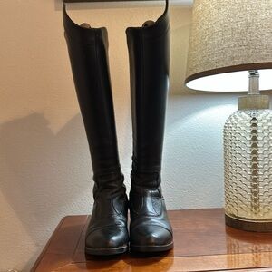 Ariat boots— Sz 6.5— regular calf— medium height